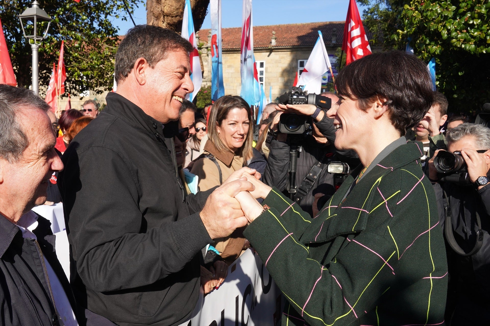 El afable saludo entre Ana Pontón y José Ramón Gómez Besteiro durante la manifestación de SOS Sanidade Pública El afable saludo entre Ana Pontón y José Ramón Gómez Besteiro durante la manifestación de SOS Sanidade Pública