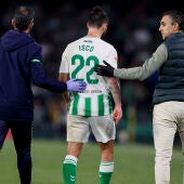 Isco se retira lesionado del Betis-Getafe.