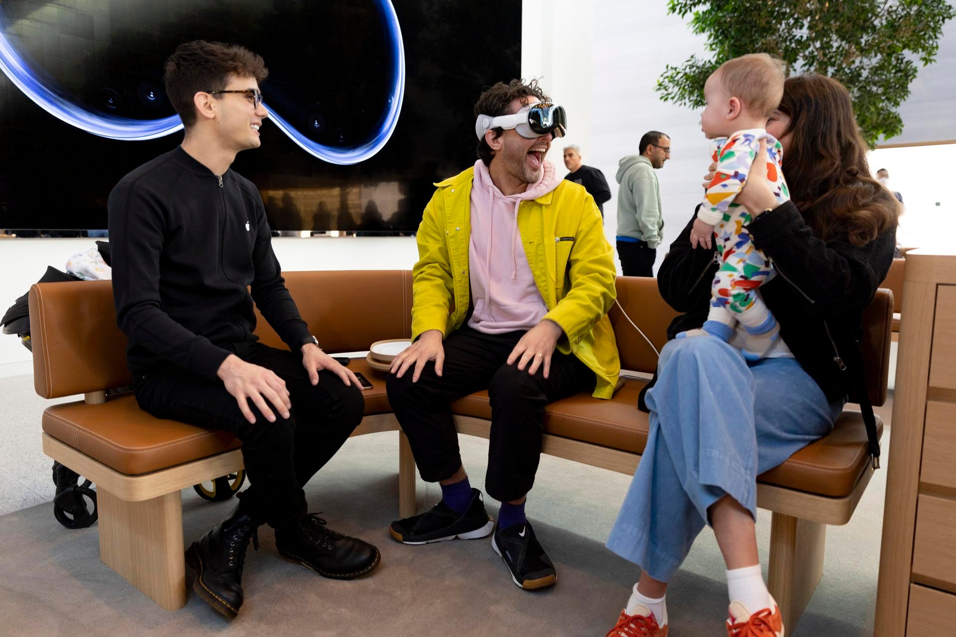 Las llamativas imágenes de los usuarios con Apple Vision Pro: conduciendo, cruzando la calle, en el gimnasio... Las llamativas imágenes de los usuarios con Apple Vision Pro: conduciendo, cruzando la calle, en el gimnasio...