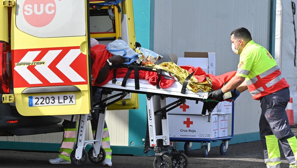 Imagen de los inmigrantes rescatados el domingo, a bordo de dos embarcaciones con 90 y 52 personas, por la embarcación de Salvamento Marítimo Salvamar Adhara, en aguas cercanas a El Hierro, y trasladados al puerto de La Restinga, en el municipio de El Pinar, en la isla de El Hierro, para ser atendidos por los equipos de emergencia
