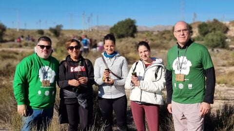 Voluntarios de 'Alicante renace' con el concejal de Medio Ambiente, Manuel Villar (derecha)