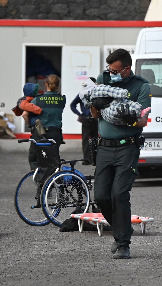 Imagen de los 107 inmigrantes rescatados en la mañana del domingo, por la embarcación de Salvamento Marítimo Salvamar Adhara, en aguas cercanas a El Hierro, y trasladados al puerto de La Restinga, en el municipio de El Pinar, en la isla de El Hierro, para ser atendidos por los equipos de emergencia.