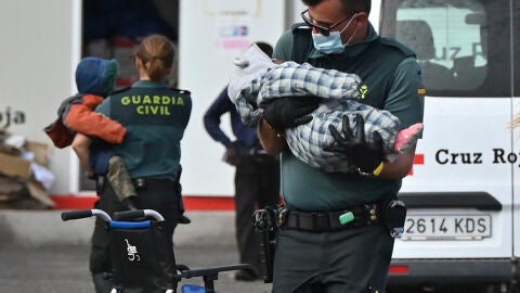 Imagen de los 107 inmigrantes rescatados en la mañana del domingo, por la embarcación de Salvamento Marítimo Salvamar Adhara, en aguas cercanas a El Hierro, y trasladados al puerto de La Restinga, en el municipio de El Pinar, en la isla de El Hierro, para ser atendidos por los equipos de emergencia.