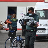 Imagen de los 107 inmigrantes rescatados en la mañana del domingo, por la embarcación de Salvamento Marítimo Salvamar Adhara, en aguas cercanas a El Hierro, y trasladados al puerto de La Restinga, en el municipio de El Pinar, en la isla de El Hierro, para ser atendidos por los equipos de emergencia.