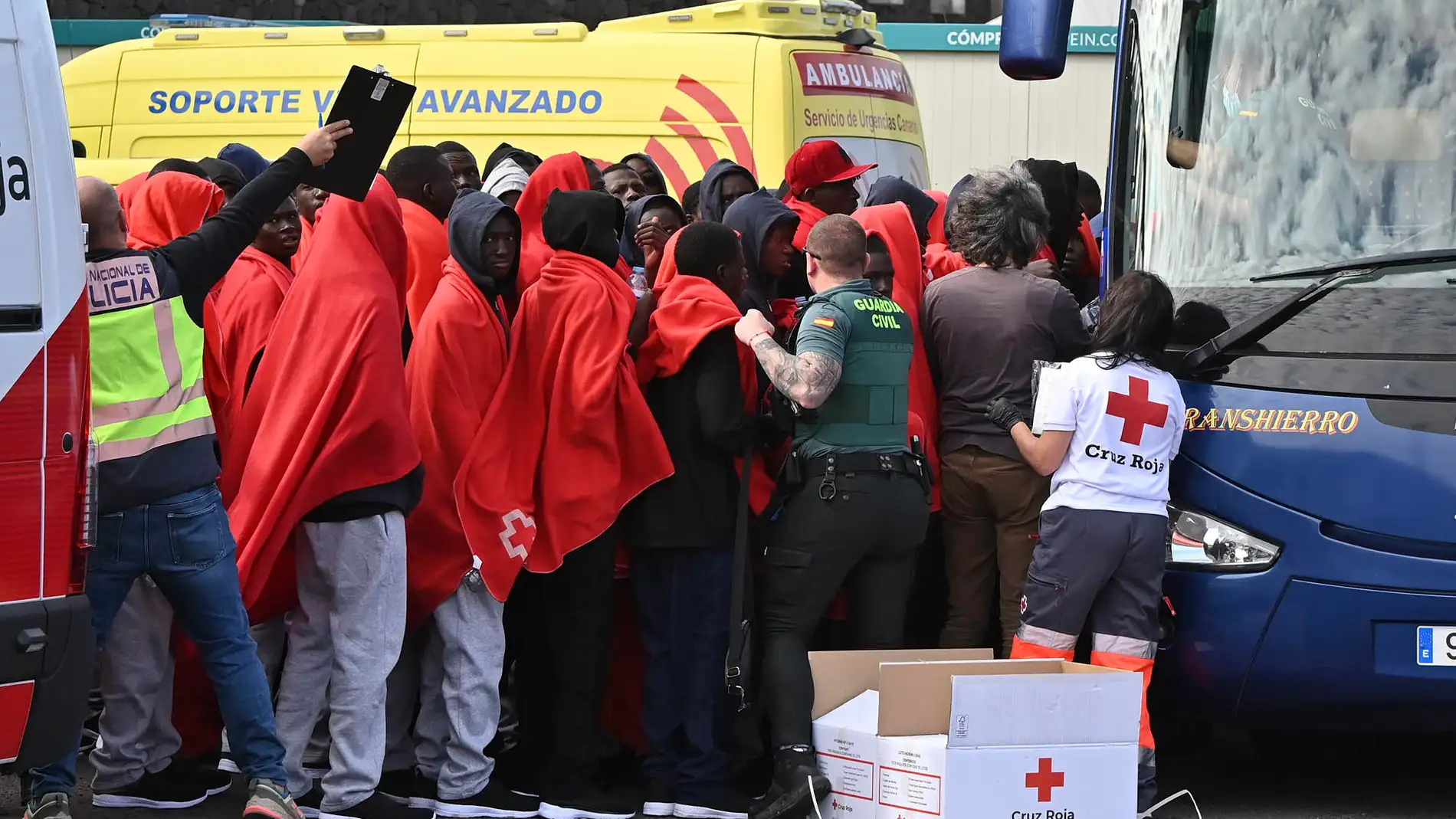  Migrantes rescatados este domingo a bordo de dos embarcaciones, con 90 y 52 personas, y trasladados hasta La Restinga