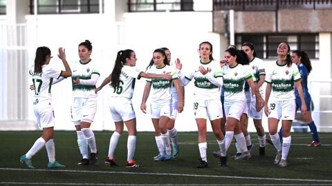 Las jugadoras del Elche CF Femenino celebran el gol del triunfo en el campo del Fundación Albacete