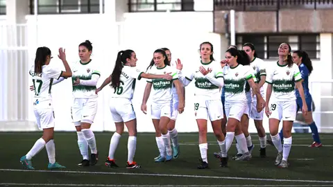 Las jugadoras del Elche CF Femenino celebran el gol del triunfo en el campo del Fundación Albacete Las jugadoras del Elche CF Femenino celebran el gol del triunfo en el campo del Fundación Albacete