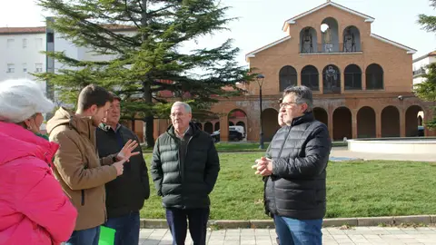 El Ayuntamiento de Palencia empieza una ronda de visitas por los barrios para conocer sus deficiencias .