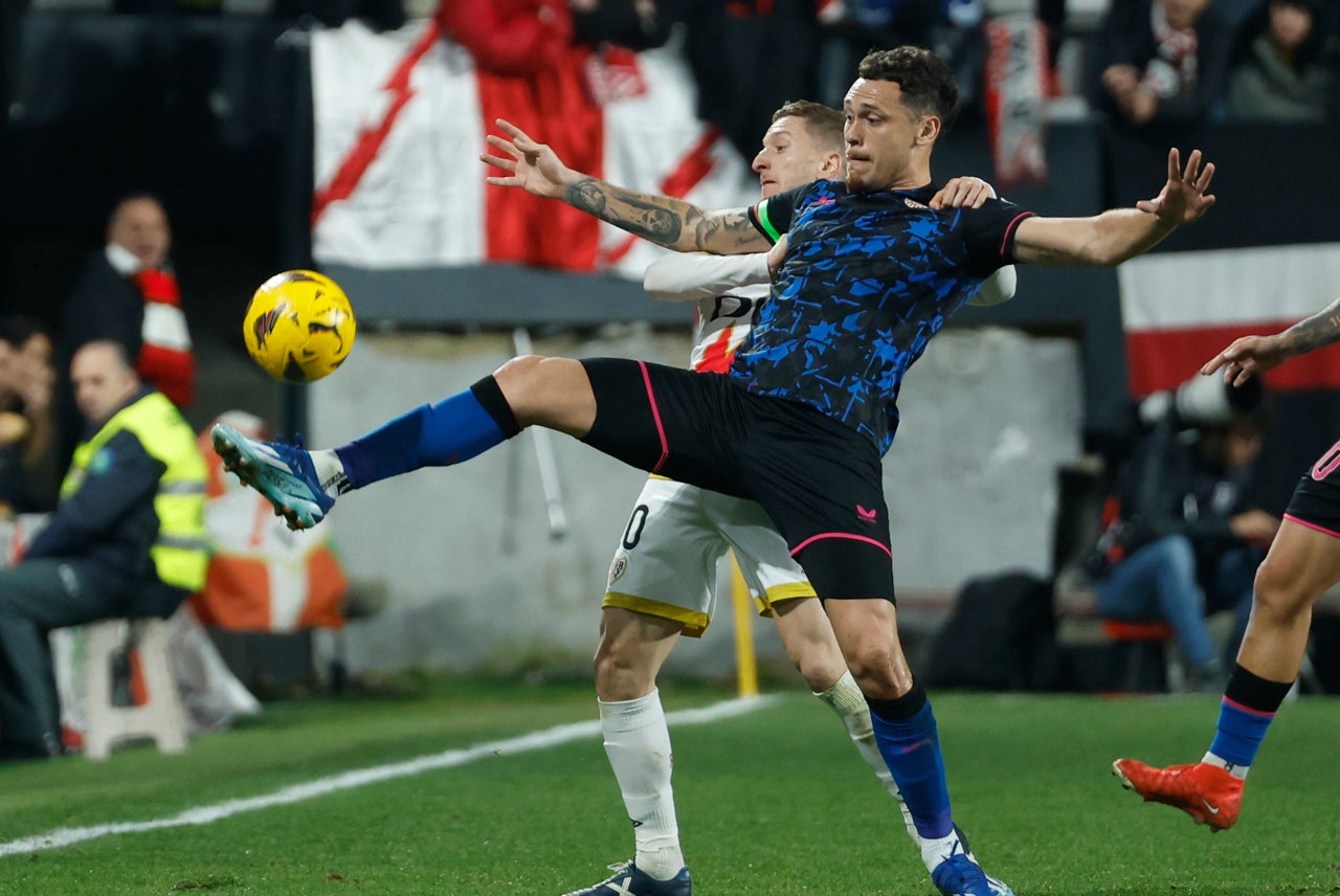 El Sevilla reclama a la Liga que actúe ante "gesto obsceno" contra Ocampos El Sevilla reclama a la Liga que actúe ante "gesto obsceno" contra Ocampos