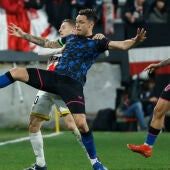 Ocampos y Balliu disputan un balón durante el partido Rayo Vallecano-Sevilla
