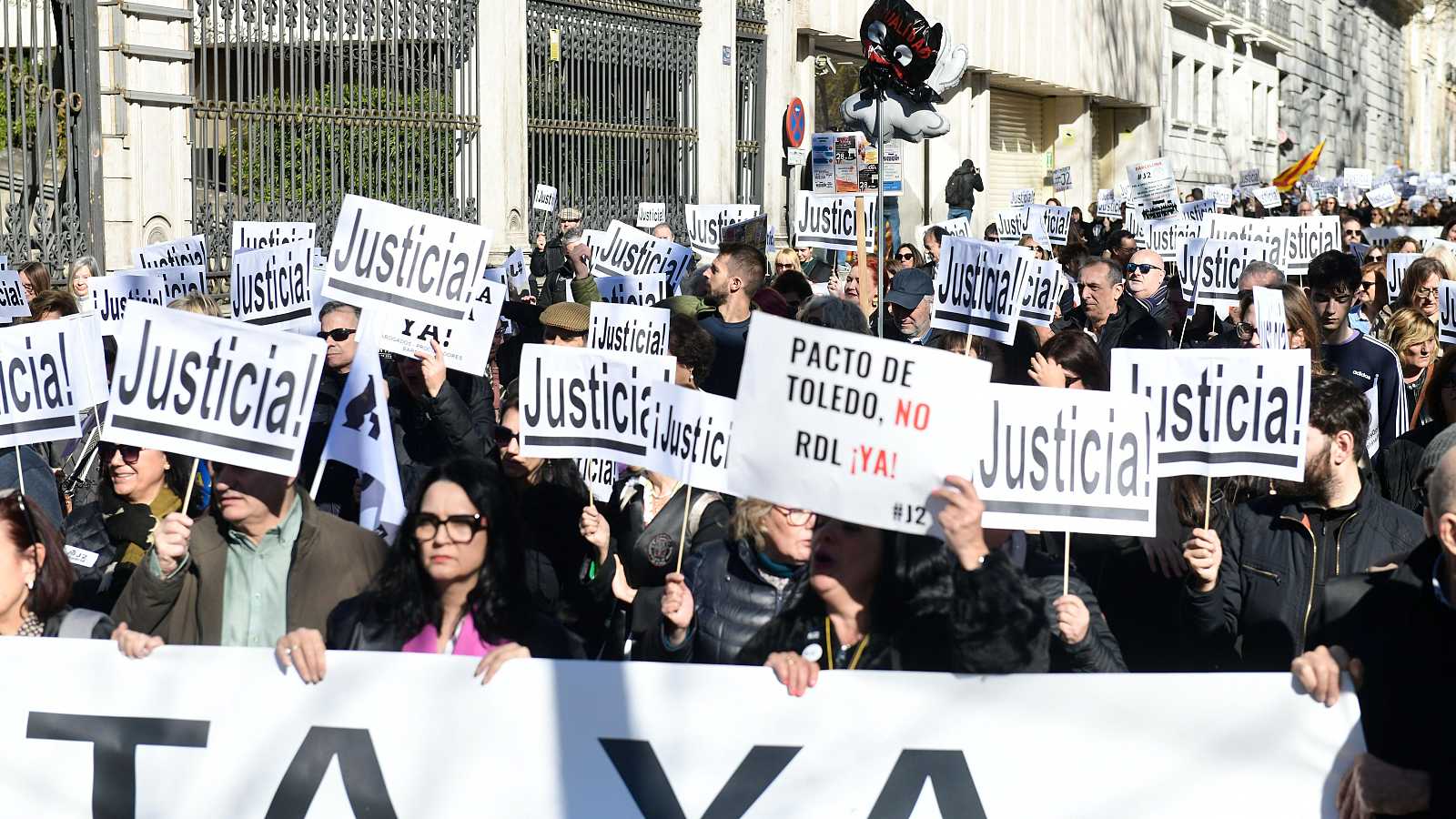 Abogados y procuradores reclaman una jubilación digna y la reforma del turno de oficio Abogados y procuradores reclaman una jubilación digna y la reforma del turno de oficio