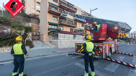 Los bomberos del Consorcio durante su intervenci&oacute;n en el edificio siniestrado