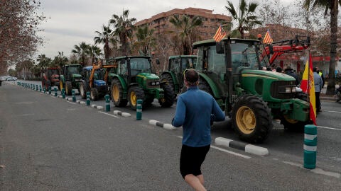 Vista general de la ronda norte atascada a causa de una manifestaci&oacute;n de agricultores con tractores que la ha cortado de acceso a Val&egrave;ncia y la CV-30 desde primeras horas de la ma&ntilde;ana de este martes, as&iacute; como la CV-50 en L'Alc&uacute;dia y la A-3 a la altura de Cheste, aunque en esta &uacute;ltima ya se ha abierto un carril. 