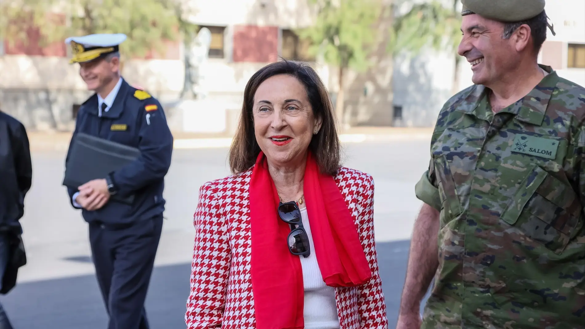 La ministra de Defensa, Margarita Robles, a su llegada a la Brigada ‘Canarias’ XVI, ubicada en la base militar 'General Alemán Ramírez', a 5 de febrero de 2024.