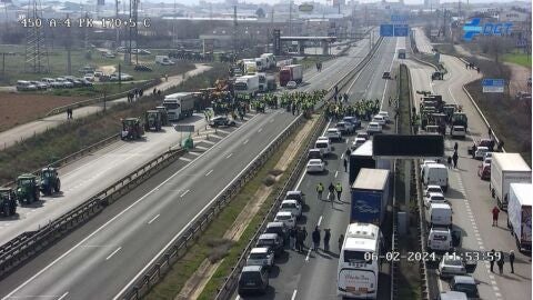 Imagen de la tractorada de agricultores en la A-4 (Manzanares)