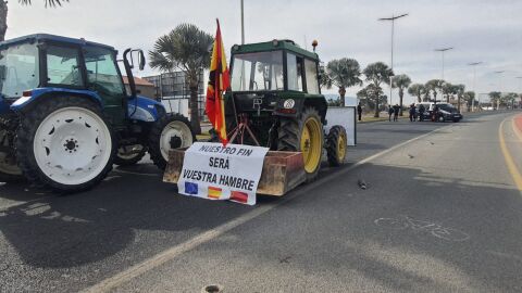 Las movilizaciones de los agricultores bloquean la autov&iacute;a entre Murcia y Cartagena