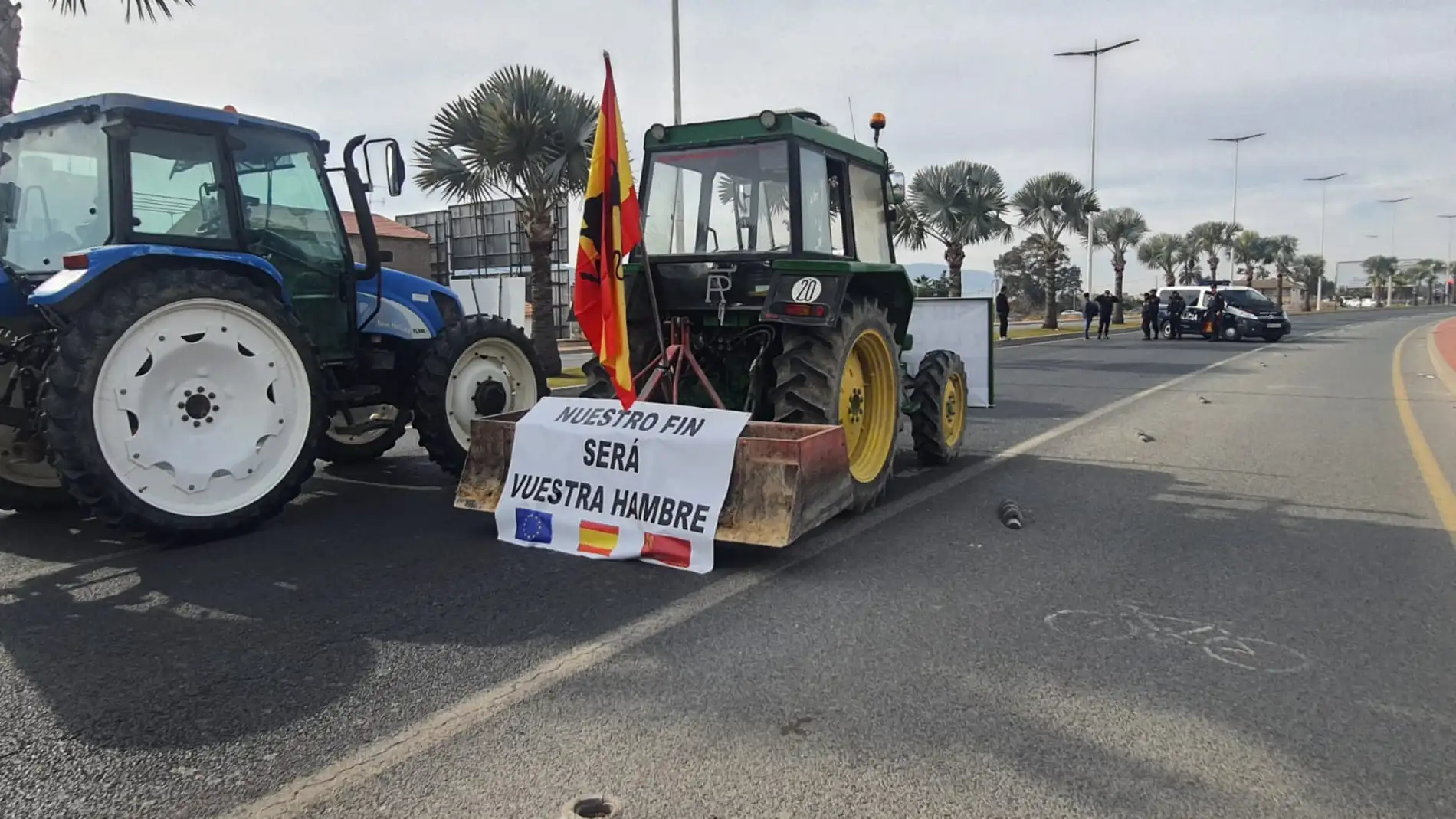 Las movilizaciones de los agricultores bloquean la autovía entre Murcia y Cartagena