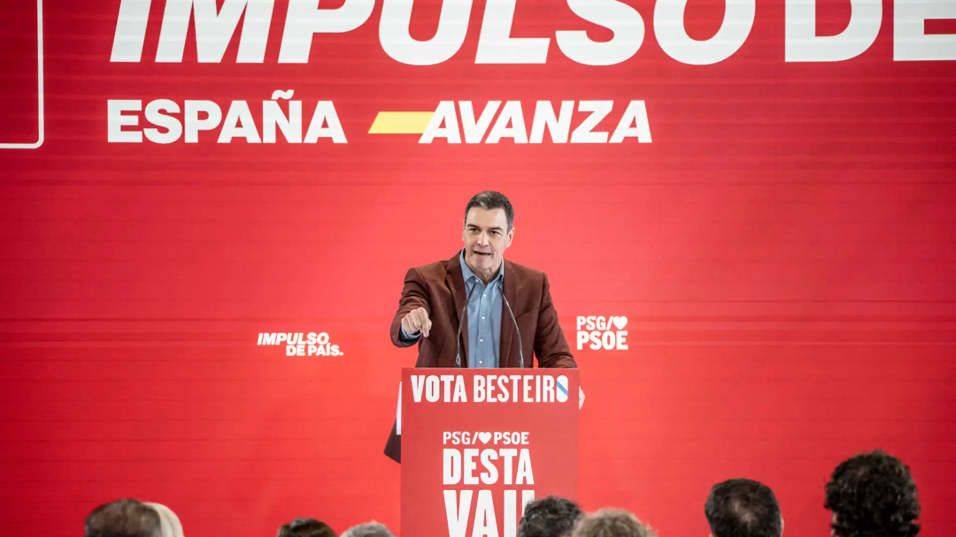 El secretario general del PSOE y presidente del Gobierno, Pedro Sánchez, da un discurso mientras acompaña al candidato a la Presidencia de la Xunta, José Ramón Gómez Besteiro,