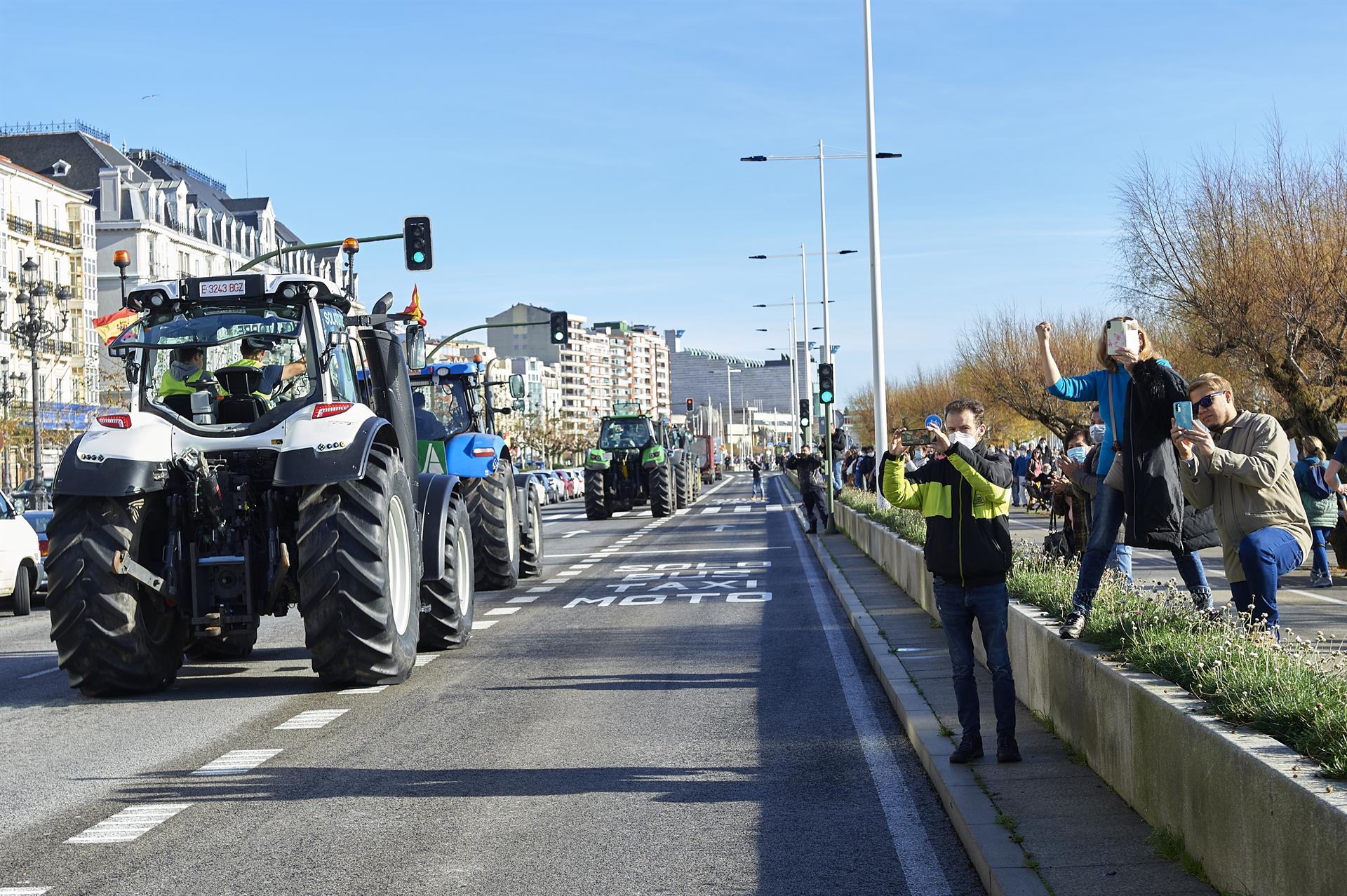 Las organizaciones agrarias de Cantabria convocan una tractorada el 16 de febrero Las organizaciones agrarias de Cantabria convocan una tractorada el 16 de febrero