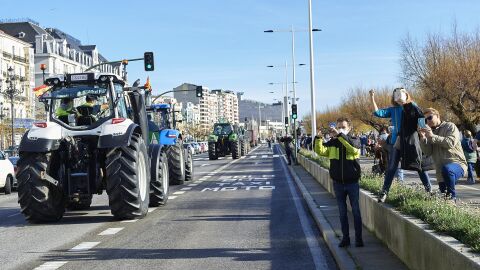 Varios tractores por el centro de Santander en una protesta