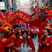 Varias personas participan en las celebraciones del Año Nuevo chino en Valencia, este sábado