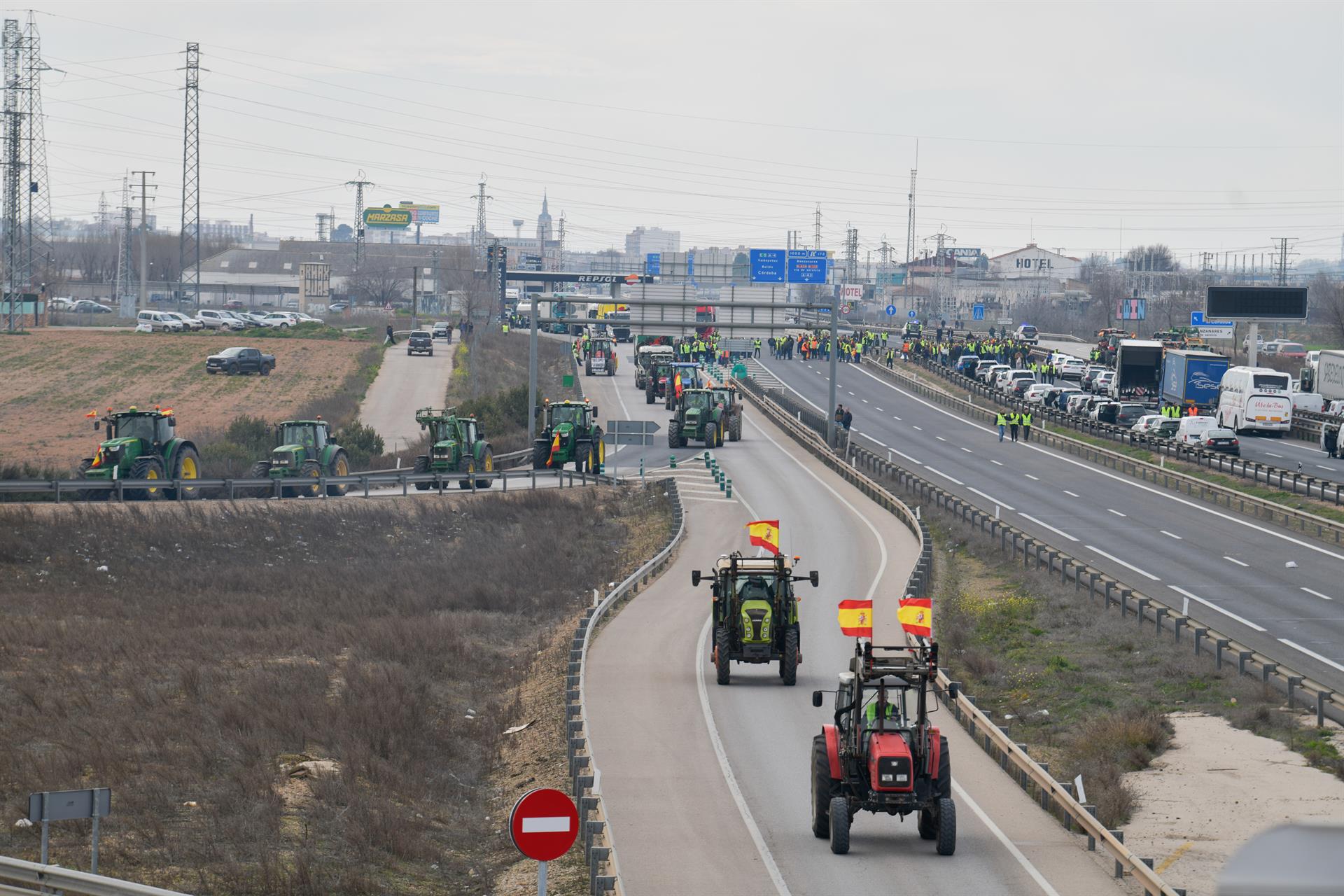 Agricultores de Ciudad Real se echan a la carretera con cientos de tractores: "La situación del campo es crítica" Agricultores de Ciudad Real se echan a la carretera con cientos de tractores: "La situación del campo es crítica"