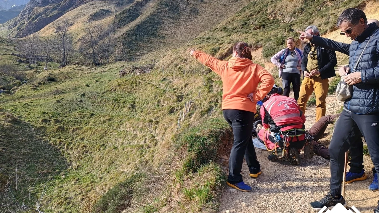 Trasladada al HUCA una montañera lesionada en las Ubiñas