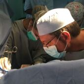 El doctor Pere Barrios durante una reconstrucción genital femenina