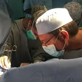 El doctor Pere Barrios durante una reconstrucción genital femenina El doctor Pere Barrios durante una reconstrucción genital femenina
