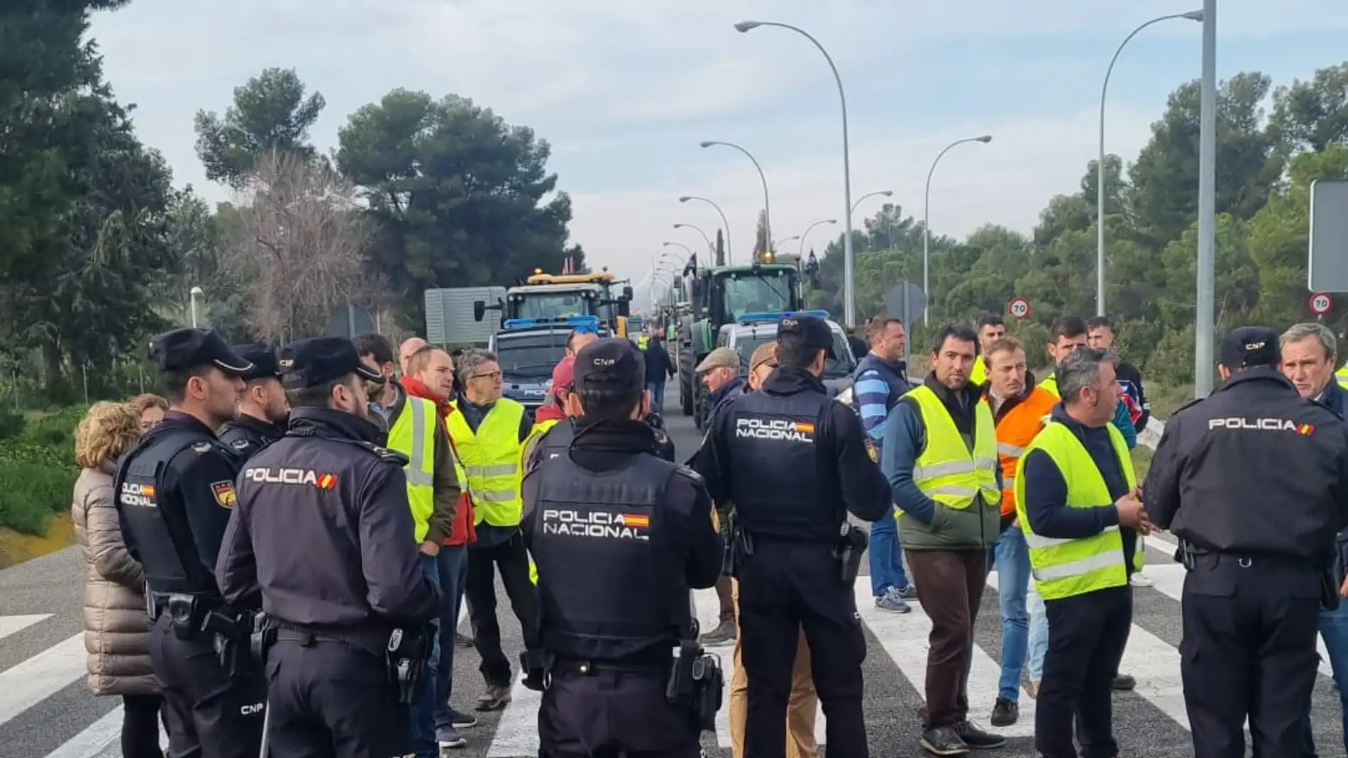 Carreteras cortadas por columnas de tractores en Toledo, Illescas y Madridejos 