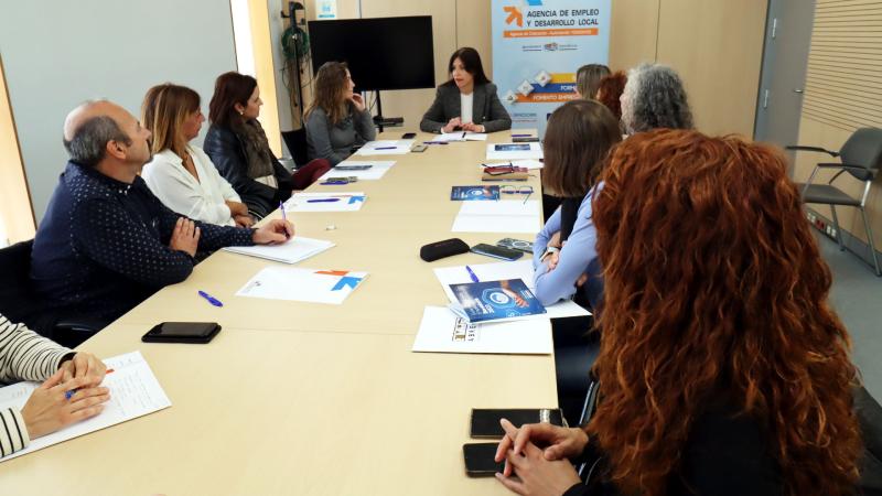 La edil Mónica Gómez aborda la mejora de empleabilidad con las asociaciones de Benidorm La edil Mónica Gómez aborda la mejora de empleabilidad con las asociaciones de Benidorm