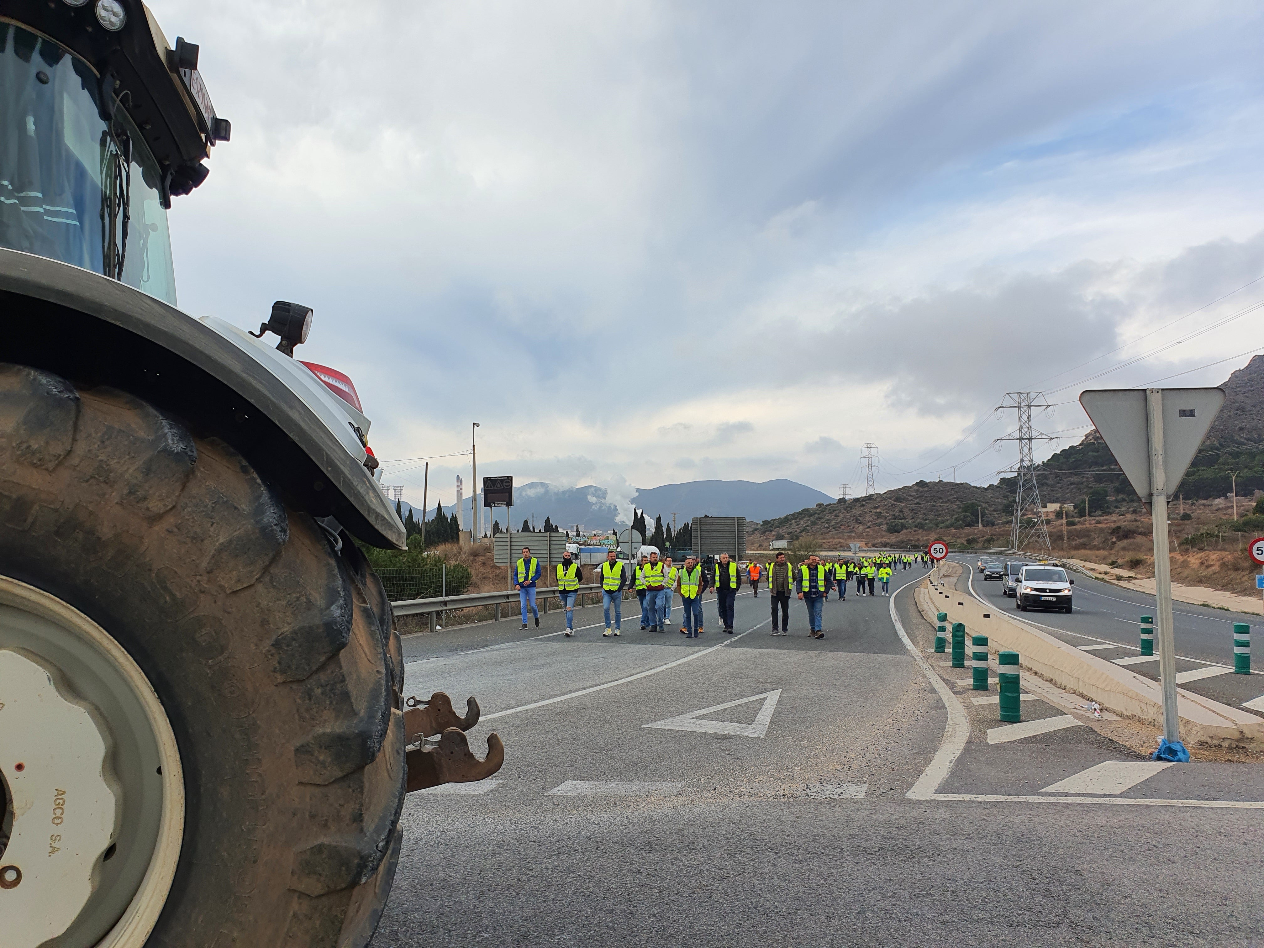 Más de 100 tractores cortan Escombreras provocando colas kilométricas de camiones a la entrada y salida del valle industrial. Más de 100 tractores cortan Escombreras provocando colas kilométricas de camiones a la entrada y salida del valle industrial.