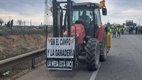 Un tractor participante en una manifestaci&oacute;n de la provincia