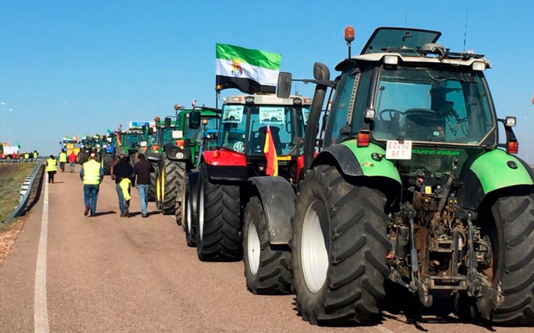 Los Agricultores extremeños cortan diversas vías en Extremadura, entre ellas la A66 a la altura de Almendralejo Los Agricultores extremeños cortan diversas vías en Extremadura, entre ellas la A66 a la altura de Almendralejo