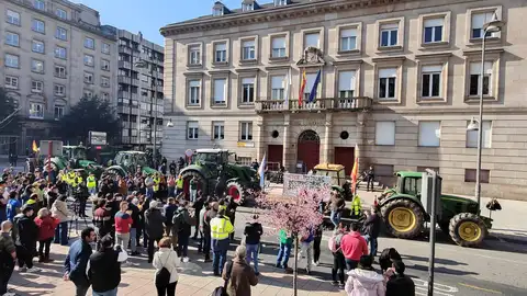 Imagen de la concentración de agricultores con sus tractores en la Subdelegación del Gobierno de Ourense. Foto: Xesús Álvarez Tractorada Ourense