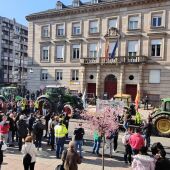 Imagen de la concentración de agricultores con sus tractores en la Subdelegación del Gobierno de Ourense. Foto: Xesús Álvarez