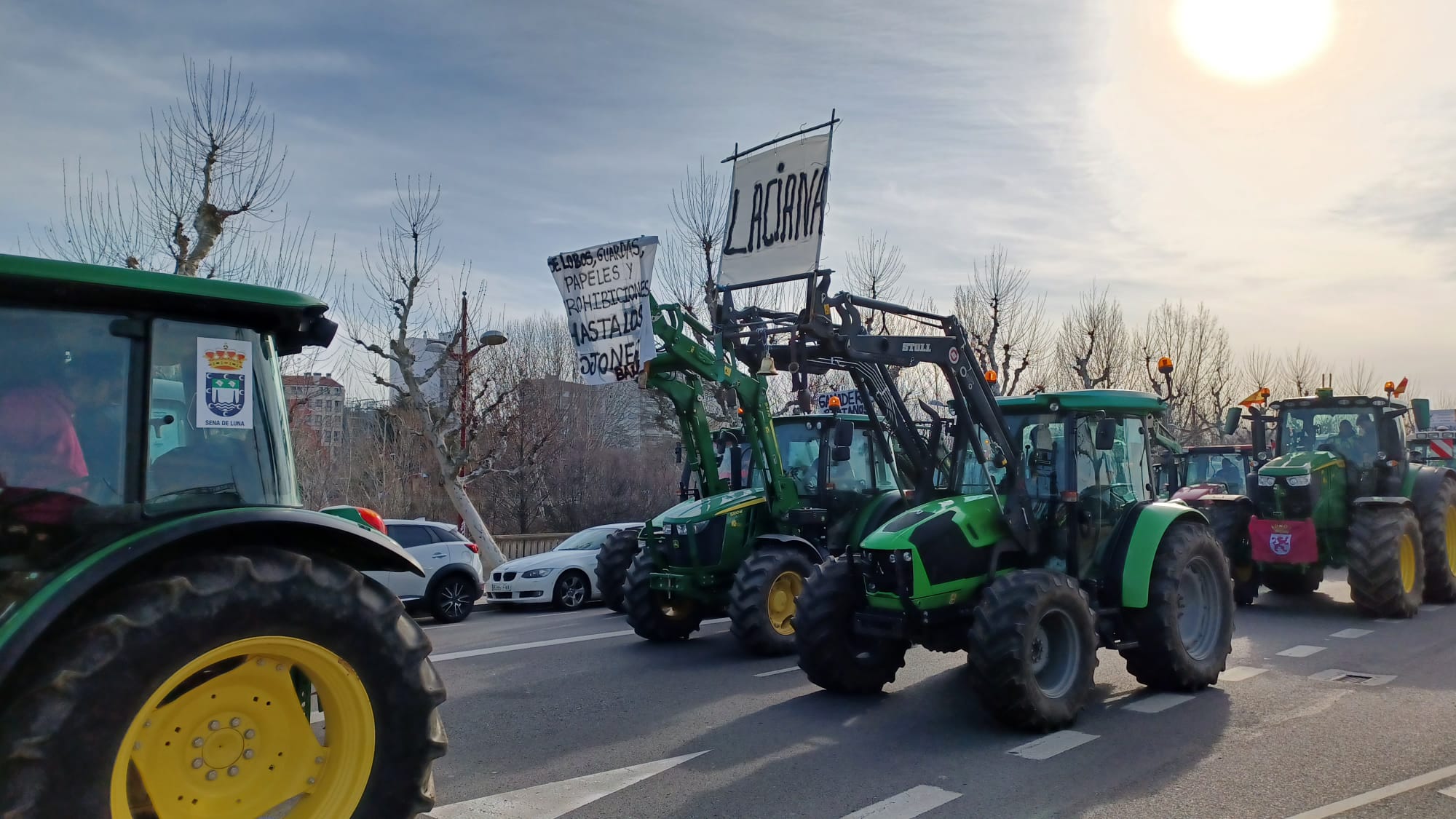 Miles de agricultores y ganaderos expresan su NO a la PAC, al papeleo y al precio de sus productos Miles de agricultores y ganaderos expresan su NO a la PAC, al papeleo y al precio de sus productos