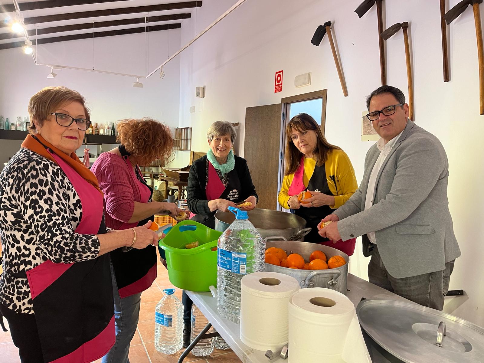 Ayuntamiento y amas de casa preparan la primera mermelada de naranja amarga de árboles callejeros Ayuntamiento y amas de casa preparan la primera mermelada de naranja amarga de árboles callejeros