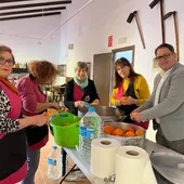 Ayuntamiento y las amas de casa preparan la primera mermelada de naranja amarga de árboles de las calles de Dolores Ayuntamiento y las amas de casa preparan la primera mermelada de naranja amarga de árboles de las calles de Dolores