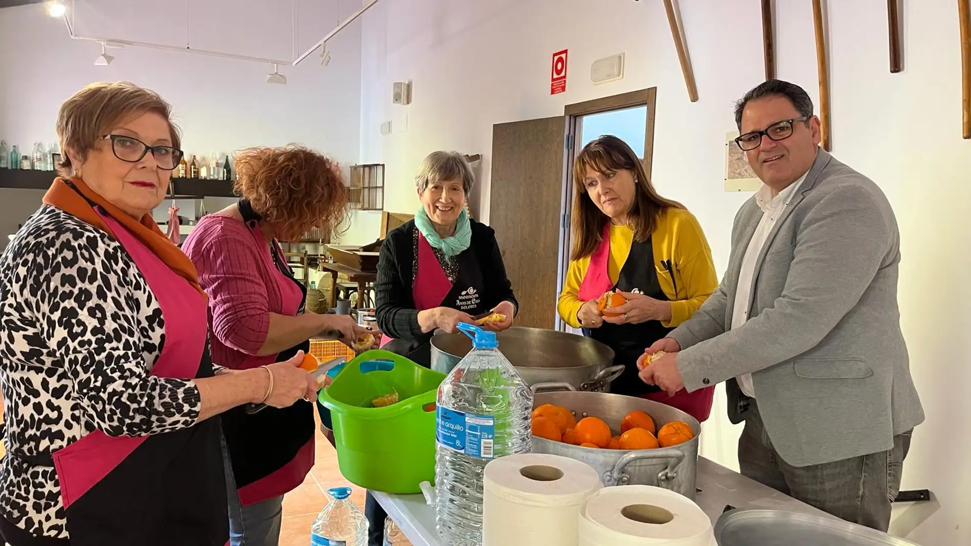 Ayuntamiento y las amas de casa preparan la primera mermelada de naranja amarga de árboles de las calles de Dolores