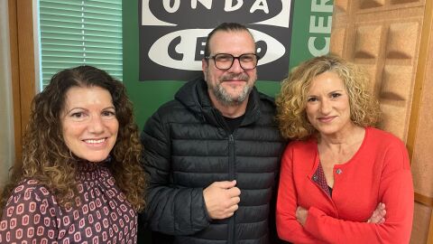 Mar&iacute;a Perera (Anpe), Armando Ojeda y Marian &Aacute;lvarez (FAPA Gald&oacute;s) en el debate de M&aacute;s de Uno canarias sobre la restricci&oacute;n de m&oacute;viles en aulas canarias
