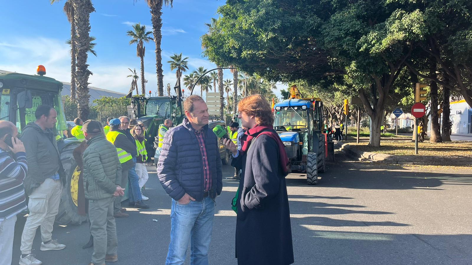 Agricultores toman la calle y colapsan la capital: "Solo queremos lo que nos merecemos y estaremos aquí hasta que nos hartemos" Agricultores toman la calle y colapsan la capital: "Solo queremos lo que nos merecemos y estaremos aquí hasta que nos hartemos"