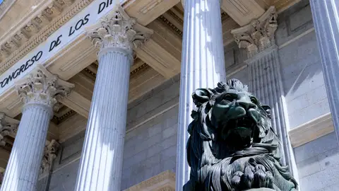 Vista de la fachada principal con uno de los leones del Congreso de los Diputados. Vista de la fachada principal con uno de los leones del Congreso de los Diputados. EFE/ Fernando Alvarado