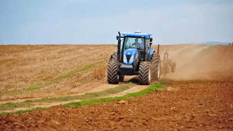 Las organizaciones agrarias de la campiña y la alcarria madrileña se suman a las movilizaciones para pedir cambios en la Política Agraria Común Tractor agrícola