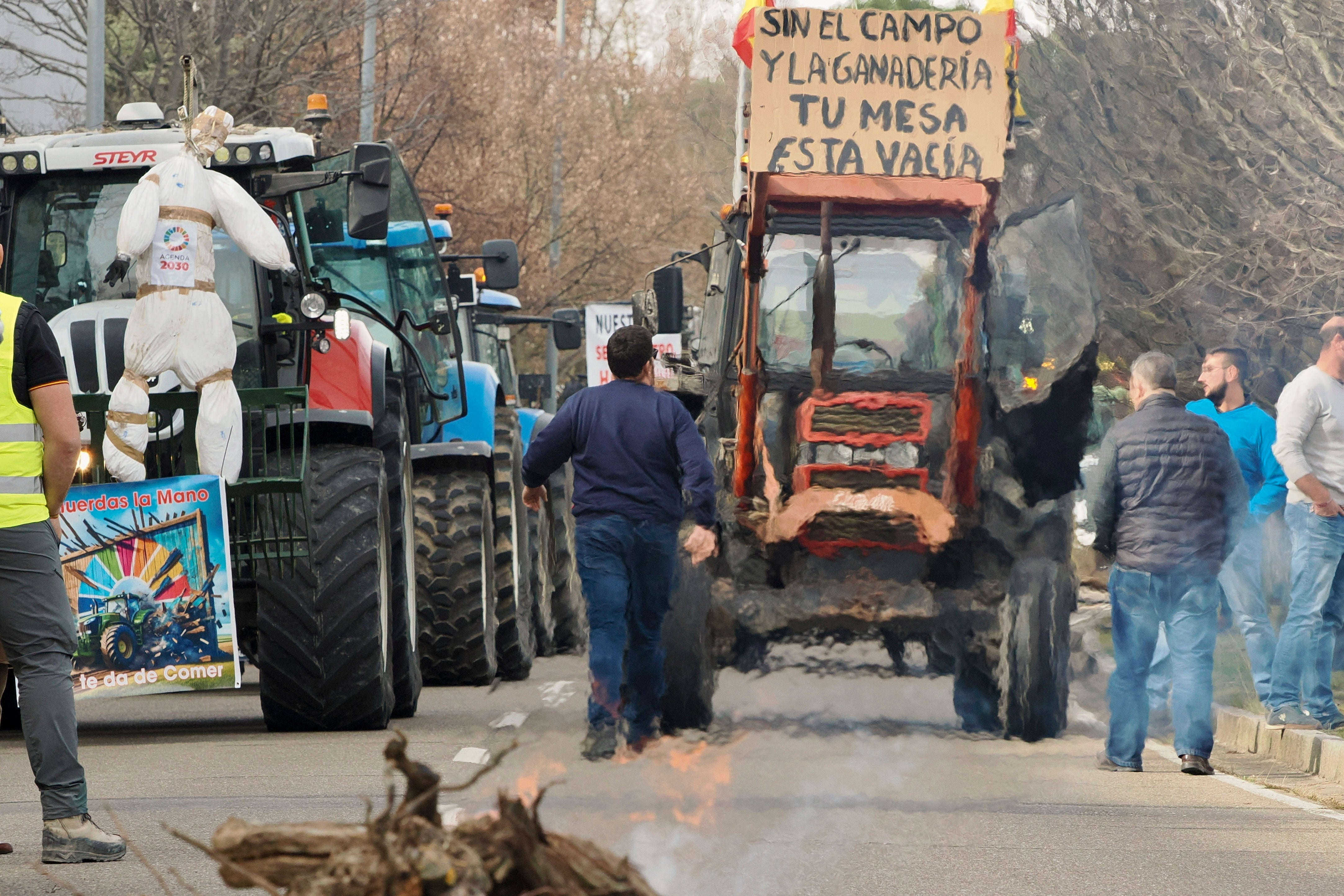 Protestas no autorizadas de agricultores cortan carreteras en Andalucía y bloquean el acceso al Puerto de Málaga Protestas no autorizadas de agricultores cortan carreteras en Andalucía y bloquean el acceso al Puerto de Málaga