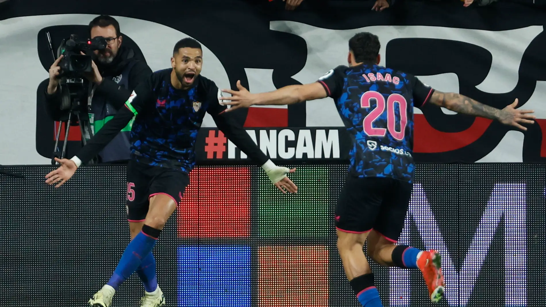 En-Nesyri e Isaac Romero celebran un gol en Vallecas.