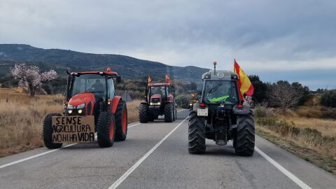 El sector primario bloquea diferentes carreteras de la provincia de Castellón
