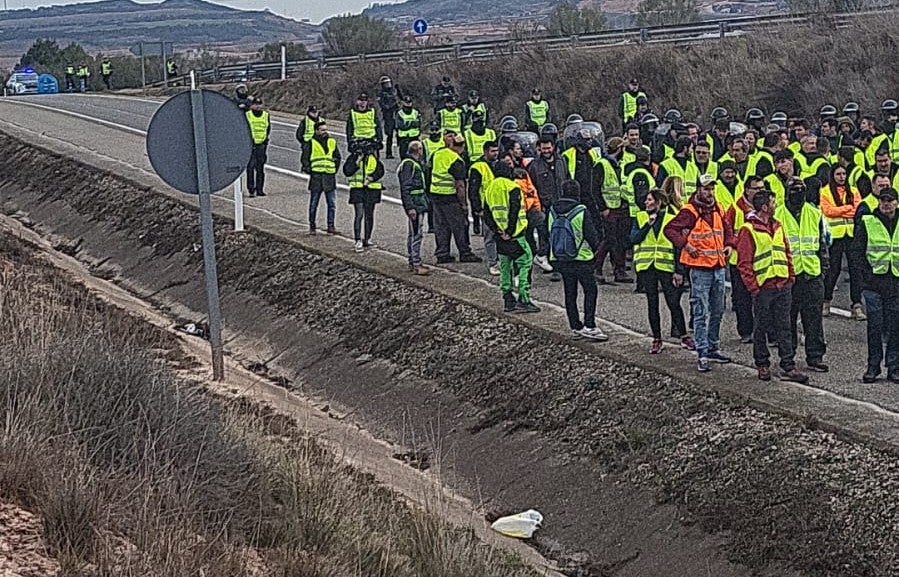 La protesta riojana del campo corta la A-12 y el polígono La Portalada y vuelve con los tractores a las ciudades La protesta riojana del campo corta la A-12 y el polígono La Portalada y vuelve con los tractores a las ciudades