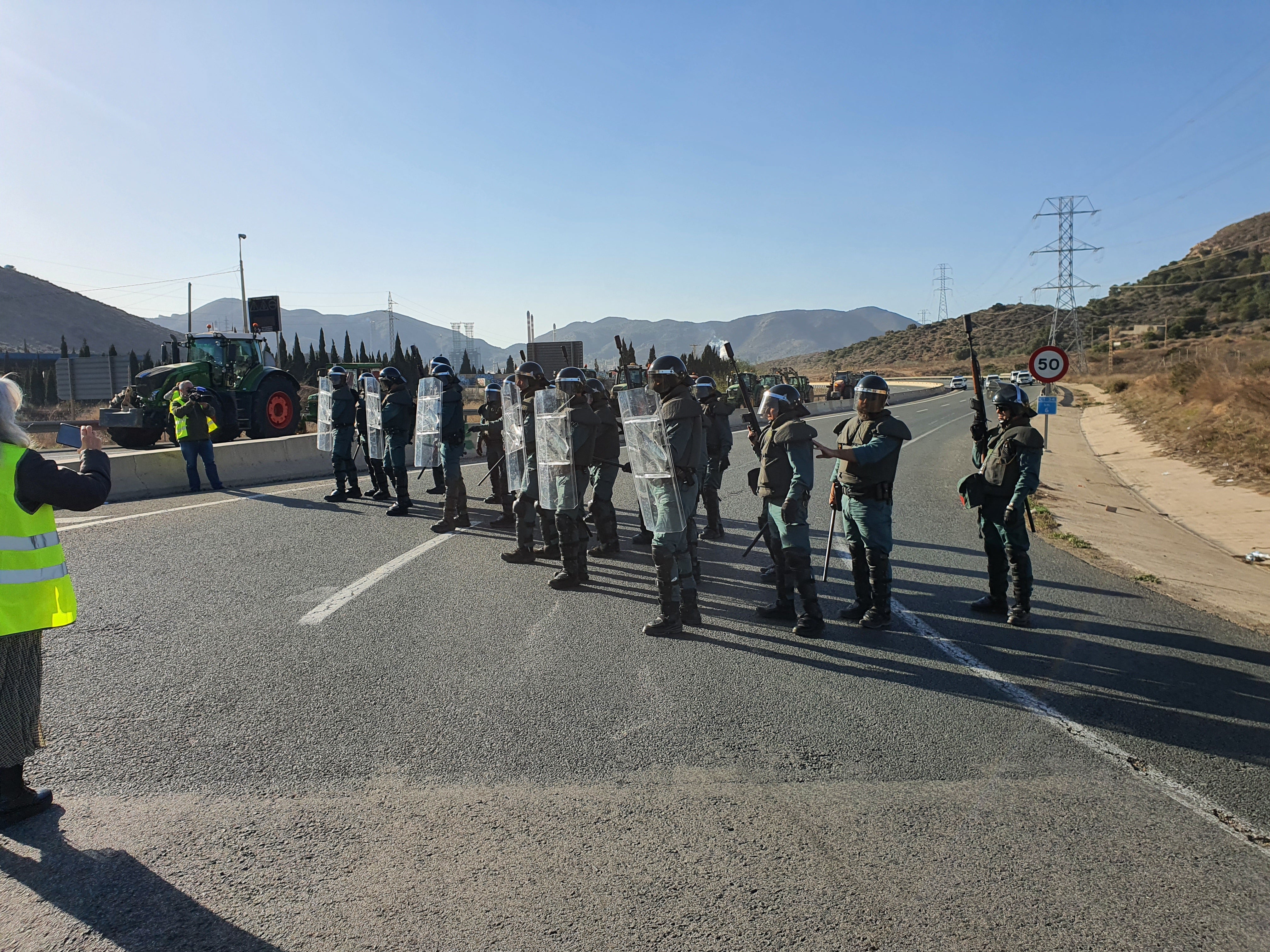 Los agricultores disuelven la tractorada y desbloquean los accesos Escombreras Los agricultores disuelven la tractorada y desbloquean los accesos Escombreras