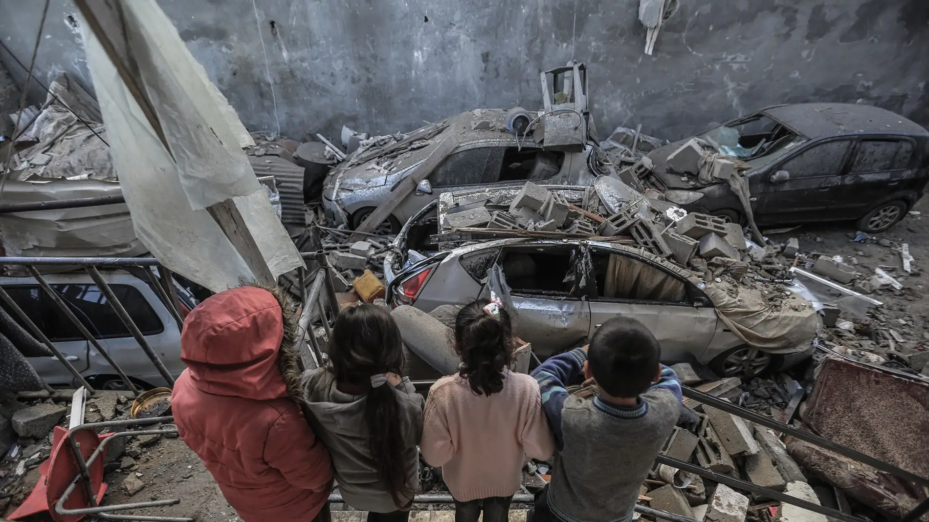 Niños palestinos observan los destrozos provocados por los bombardeos en Rafah/ Mohammed Talatene/ Europa Press